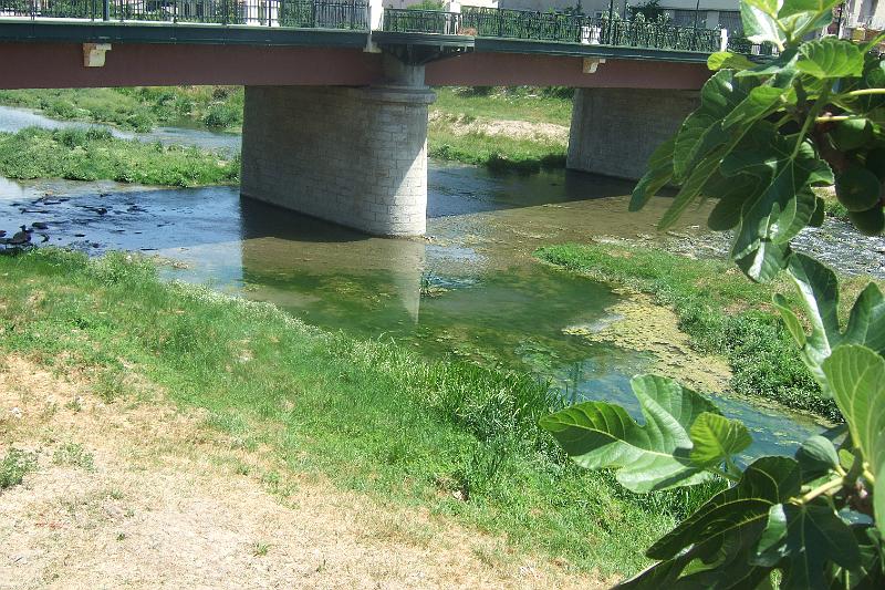 2011-05- (1646).JPG - Le Rubion: Der Fluss im Süden der Stadt - er mündet in die Rhône